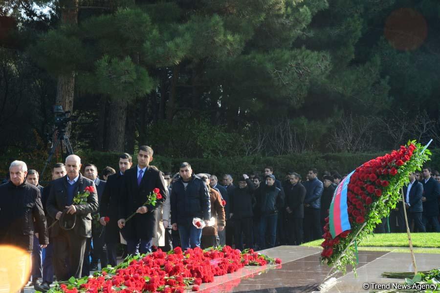 Azerbaijani public reveres memory of great leader Heydar Aliyev (PHOTO)