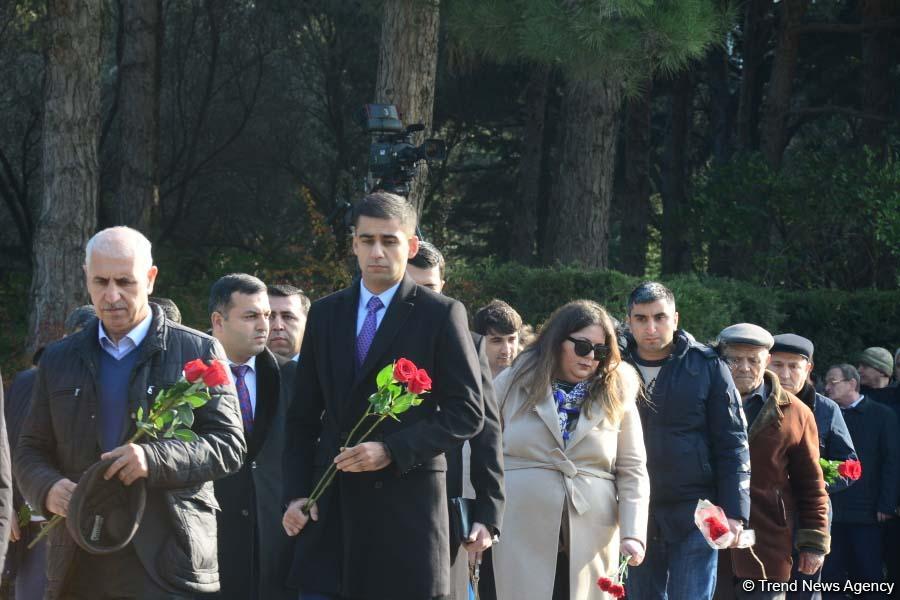 Azerbaijani public reveres memory of great leader Heydar Aliyev (PHOTO)