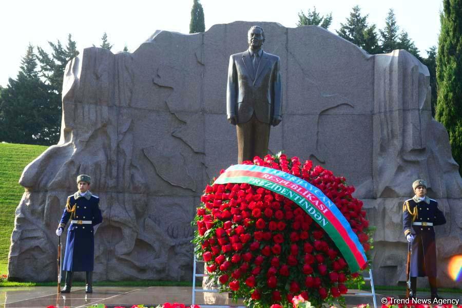 Azerbaijani public reveres memory of great leader Heydar Aliyev (PHOTO)