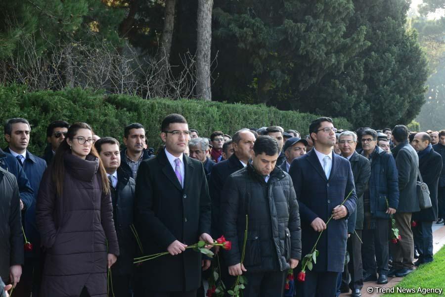 Azerbaijani public reveres memory of great leader Heydar Aliyev (PHOTO)