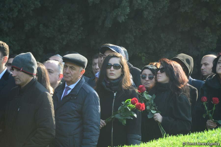 Azerbaijani public reveres memory of great leader Heydar Aliyev (PHOTO)