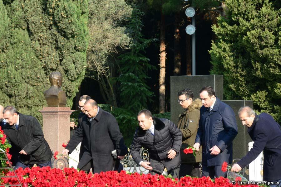 Azerbaijani public reveres memory of great leader Heydar Aliyev (PHOTO)