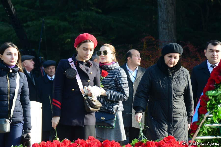 Azerbaijani public reveres memory of great leader Heydar Aliyev (PHOTO)