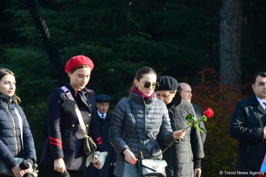 Azerbaijani public reveres memory of great leader Heydar Aliyev (PHOTO)