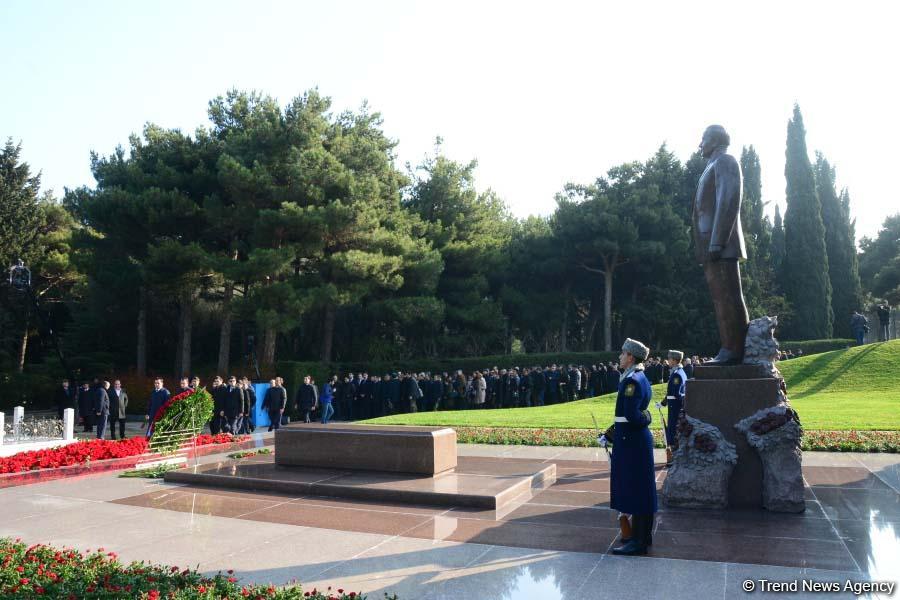 Azerbaijani public reveres memory of great leader Heydar Aliyev (PHOTO)
