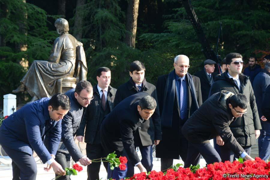 Azerbaijani public reveres memory of great leader Heydar Aliyev (PHOTO)