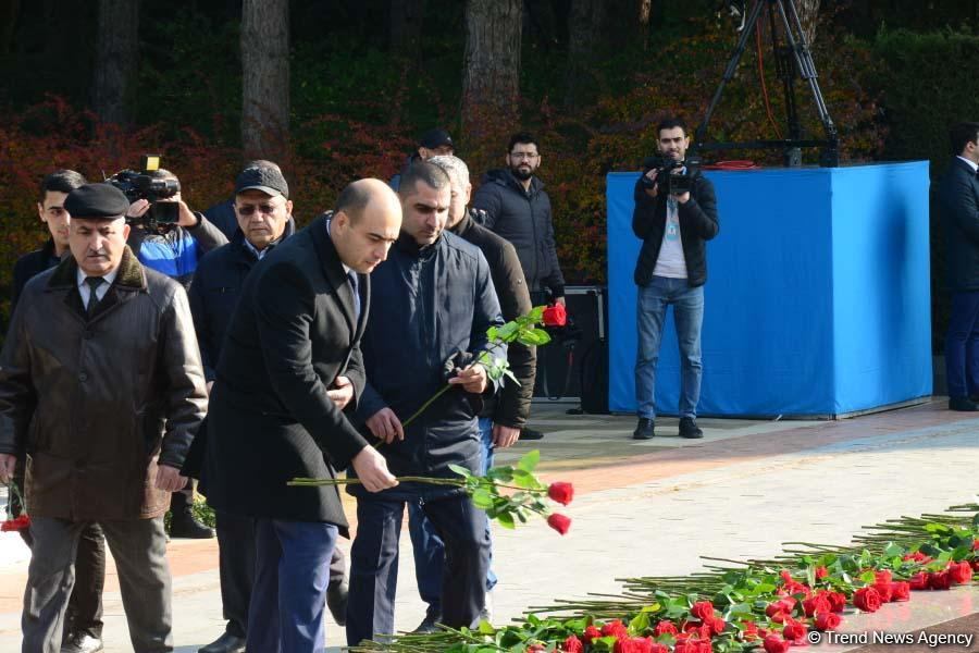 Azerbaijani public reveres memory of great leader Heydar Aliyev (PHOTO)