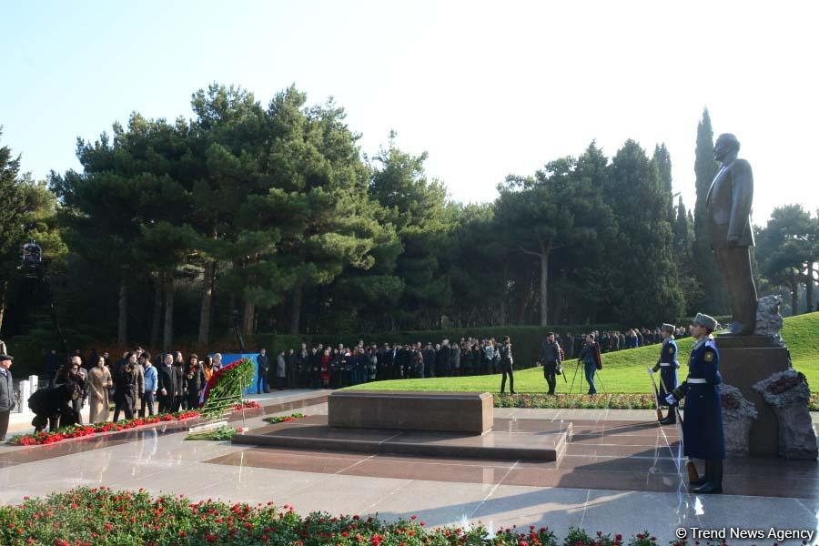 Azerbaijani public reveres memory of great leader Heydar Aliyev (PHOTO)