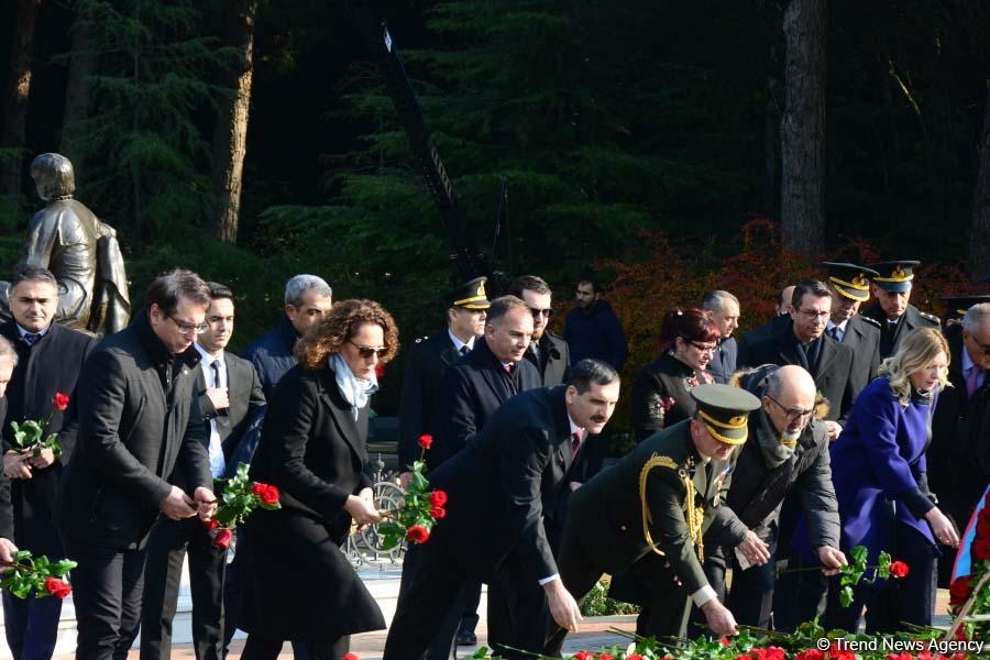 Azerbaijani public reveres memory of great leader Heydar Aliyev (PHOTO)