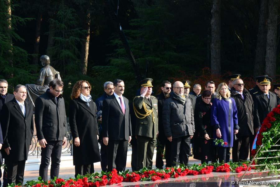 Azerbaijani public reveres memory of great leader Heydar Aliyev (PHOTO)