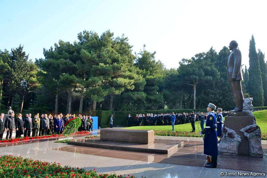 Azerbaijani public reveres memory of great leader Heydar Aliyev (PHOTO)