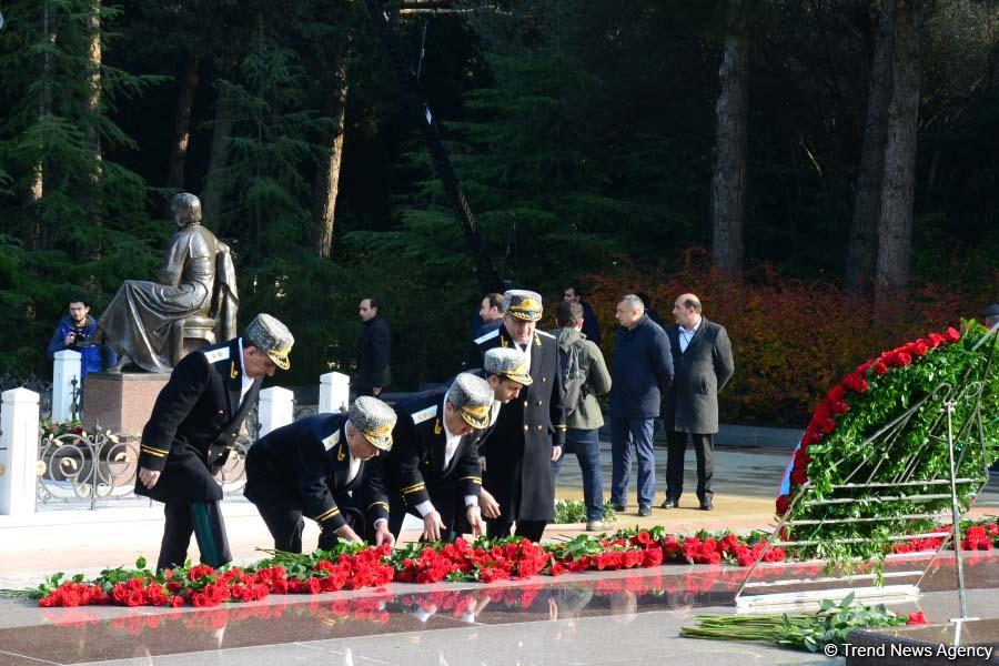 Azerbaijani public reveres memory of great leader Heydar Aliyev (PHOTO)