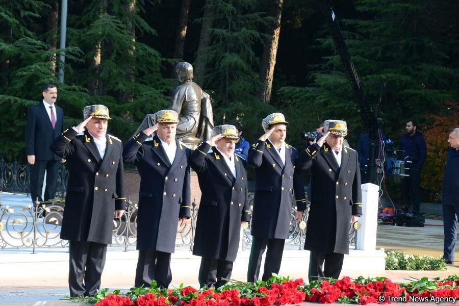 Azerbaijani public reveres memory of great leader Heydar Aliyev (PHOTO)