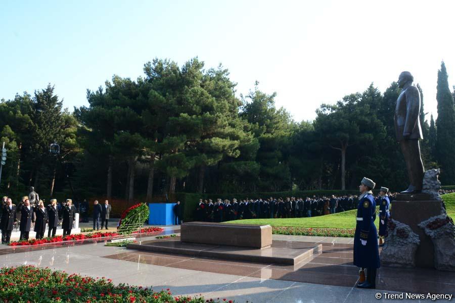 Azerbaijani public reveres memory of great leader Heydar Aliyev (PHOTO)