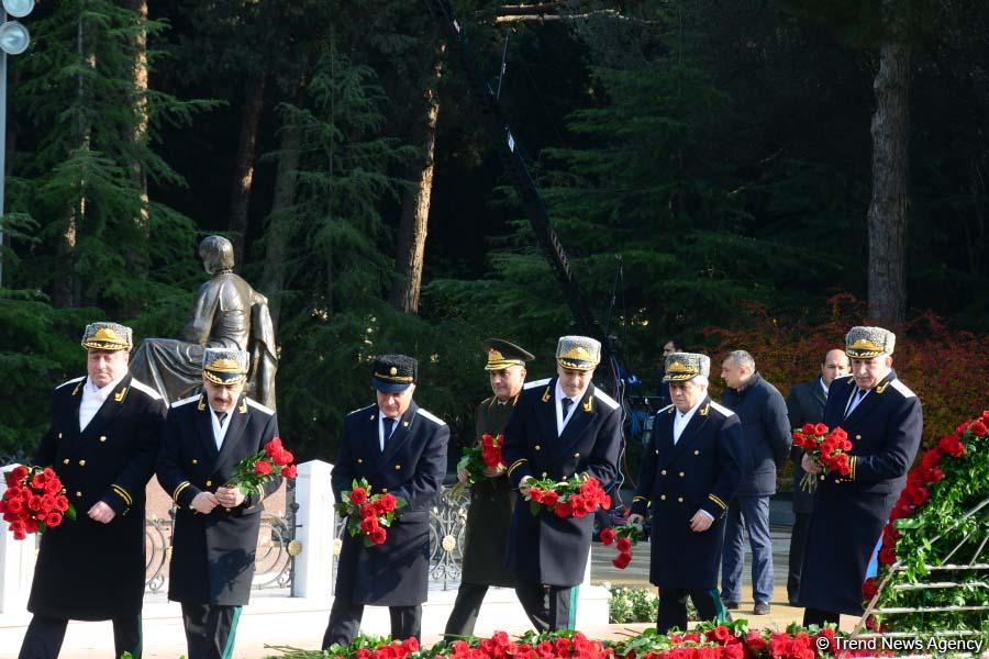 Azerbaijani public reveres memory of great leader Heydar Aliyev (PHOTO)