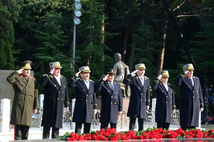 Azerbaijani public reveres memory of great leader Heydar Aliyev (PHOTO)