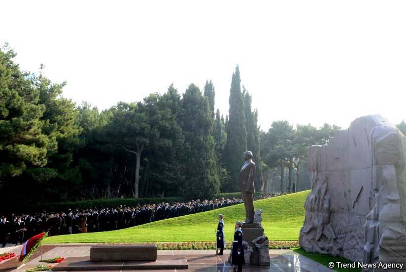 Azerbaijani public reveres memory of great leader Heydar Aliyev (PHOTO)