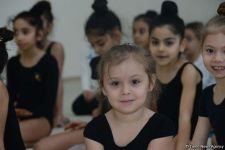 Members of Azerbaijan's national rhythmic gymnastics team meet with young athletes (PHOTO)