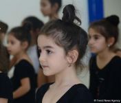Members of Azerbaijan's national rhythmic gymnastics team meet with young athletes (PHOTO)
