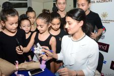 Members of Azerbaijan's national rhythmic gymnastics team meet with young athletes (PHOTO)