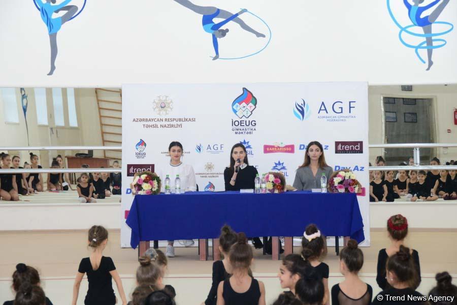 Members of Azerbaijan's national rhythmic gymnastics team meet with young athletes (PHOTO)