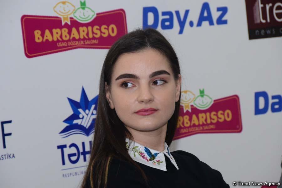 Members of Azerbaijan's national rhythmic gymnastics team meet with young athletes (PHOTO)