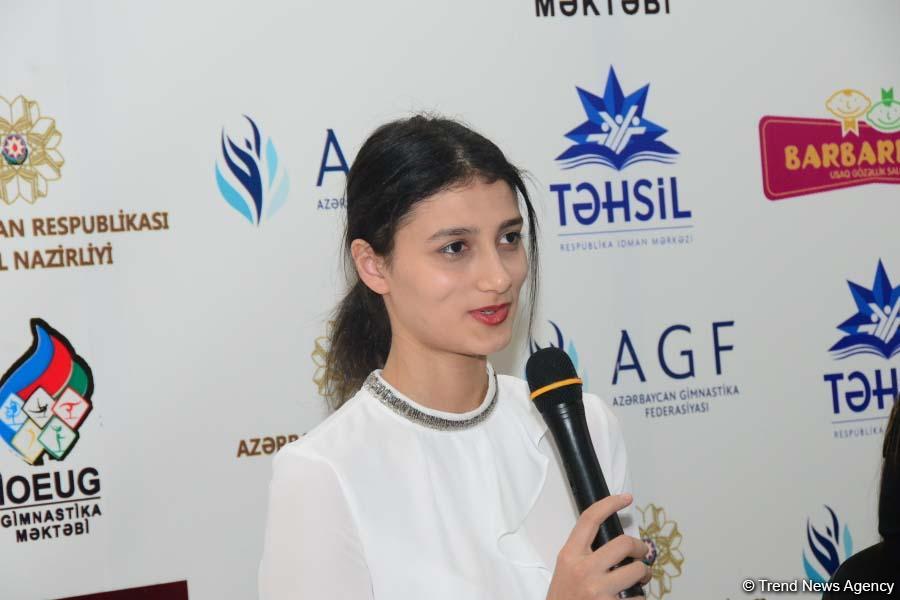 Members of Azerbaijan's national rhythmic gymnastics team meet with young athletes (PHOTO)