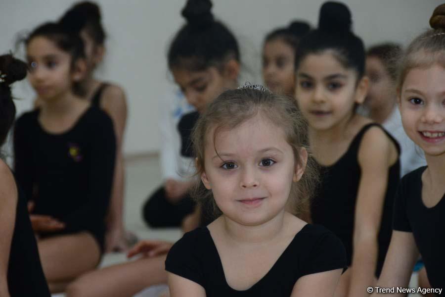 Members of Azerbaijan's national rhythmic gymnastics team meet with young athletes (PHOTO)