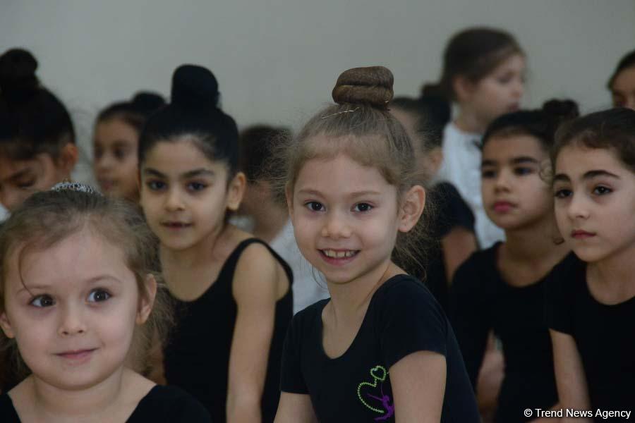 Members of Azerbaijan's national rhythmic gymnastics team meet with young athletes (PHOTO)