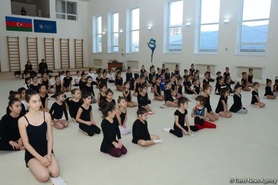 Members of Azerbaijan's national rhythmic gymnastics team meet with young athletes (PHOTO)
