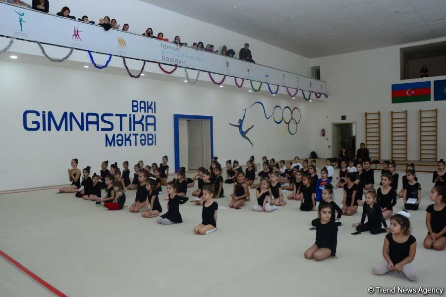 Members of Azerbaijan's national rhythmic gymnastics team meet with young athletes (PHOTO)