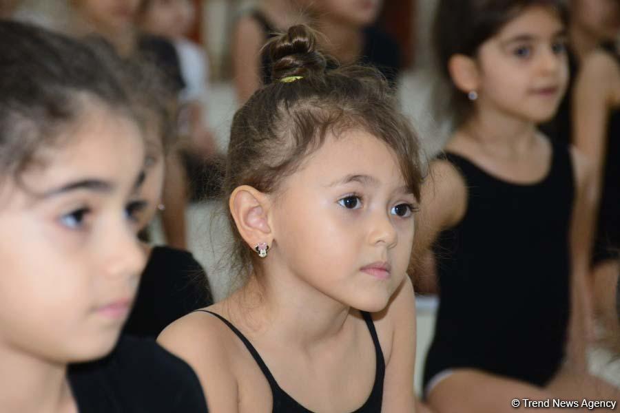 Members of Azerbaijan's national rhythmic gymnastics team meet with young athletes (PHOTO)