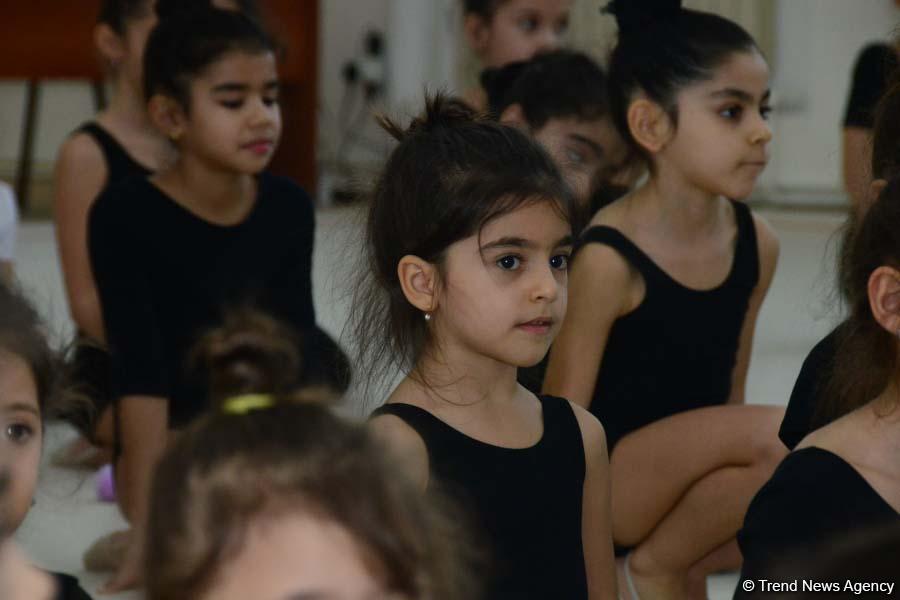 Members of Azerbaijan's national rhythmic gymnastics team meet with young athletes (PHOTO)