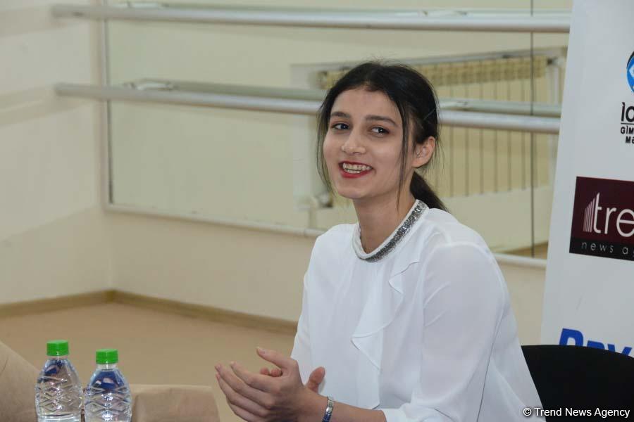 Members of Azerbaijan's national rhythmic gymnastics team meet with young athletes (PHOTO)