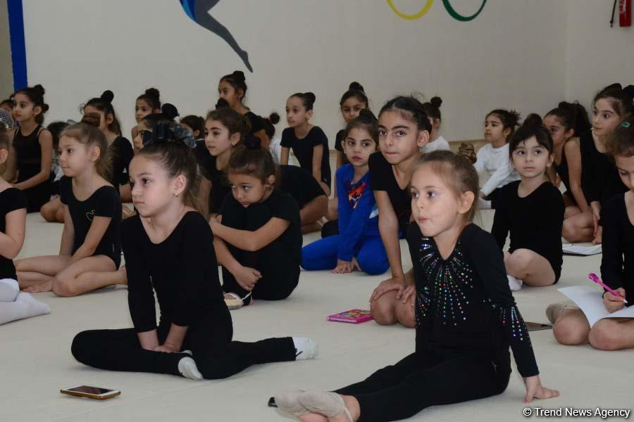 Members of Azerbaijan's national rhythmic gymnastics team meet with young athletes (PHOTO)