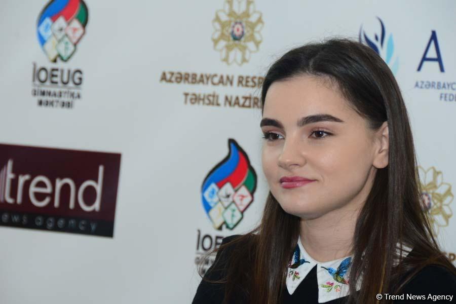 Members of Azerbaijan's national rhythmic gymnastics team meet with young athletes (PHOTO)