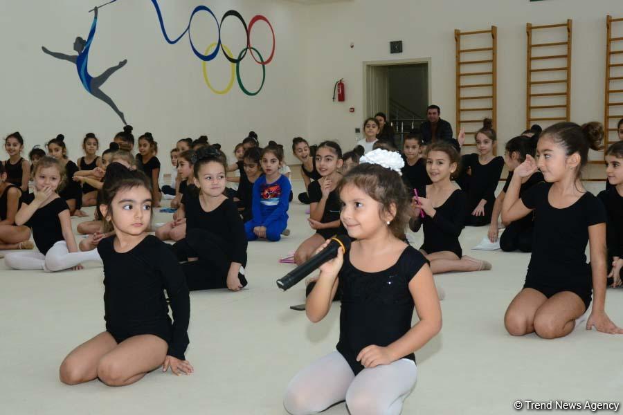 Members of Azerbaijan's national rhythmic gymnastics team meet with young athletes (PHOTO)
