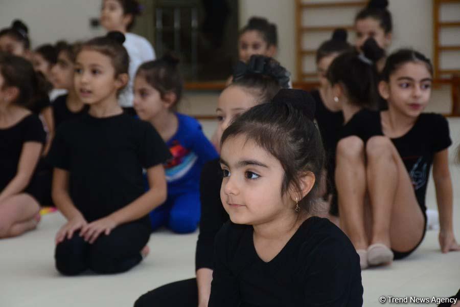 Members of Azerbaijan's national rhythmic gymnastics team meet with young athletes (PHOTO)