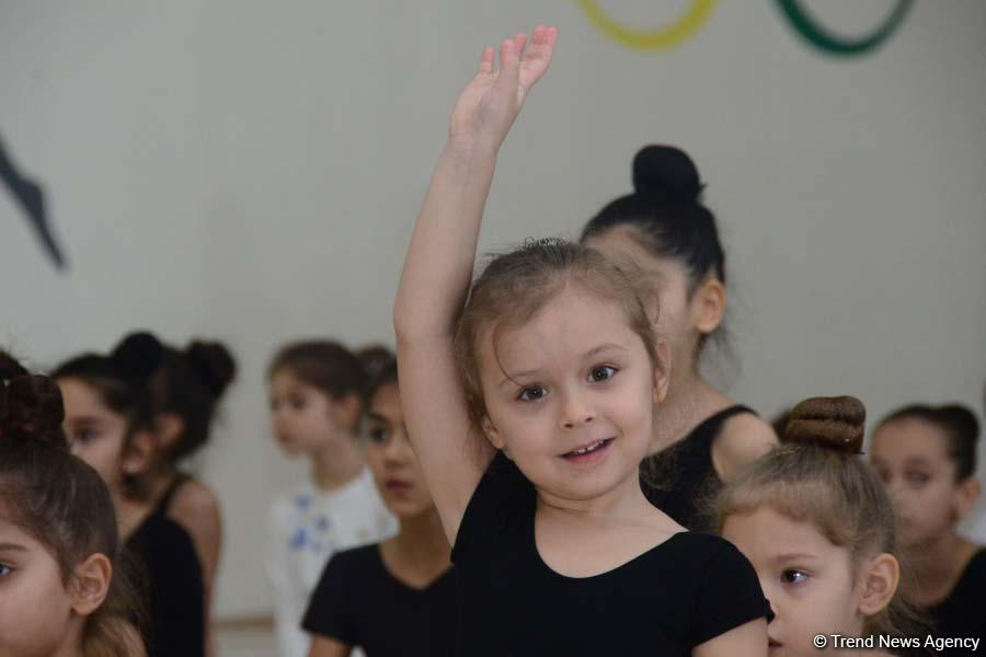 Members of Azerbaijan's national rhythmic gymnastics team meet with young athletes (PHOTO)