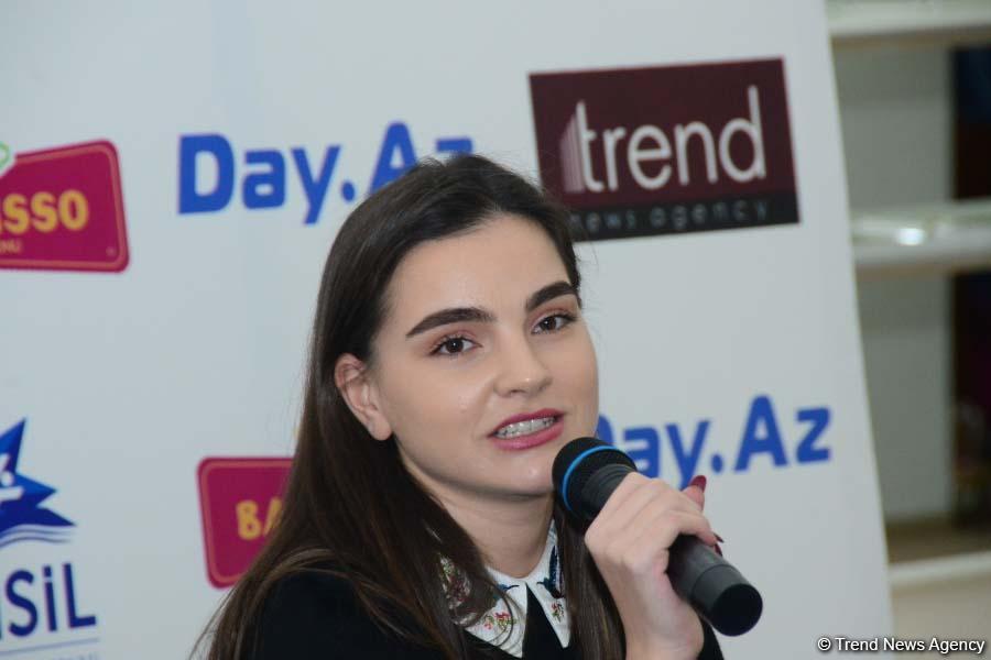 Members of Azerbaijan's national rhythmic gymnastics team meet with young athletes (PHOTO)