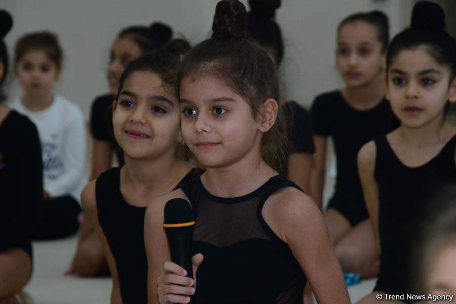 Members of Azerbaijan's national rhythmic gymnastics team meet with young athletes (PHOTO)