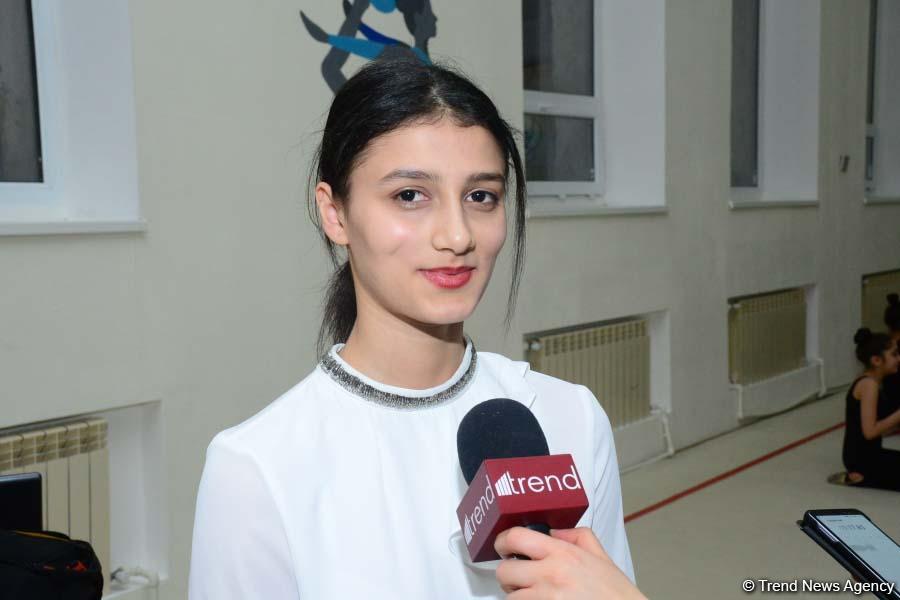 Members of Azerbaijan's national rhythmic gymnastics team meet with young athletes (PHOTO)