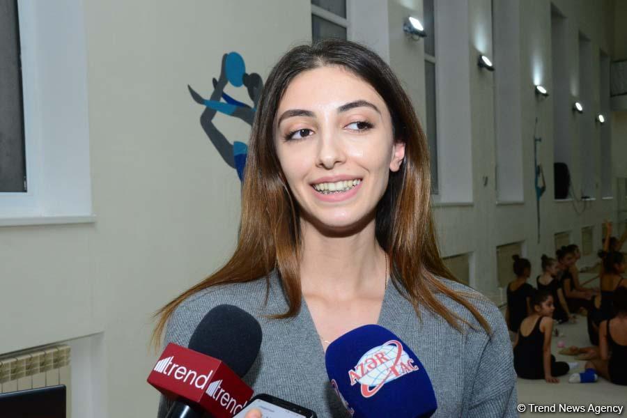 Members of Azerbaijan's national rhythmic gymnastics team meet with young athletes (PHOTO)