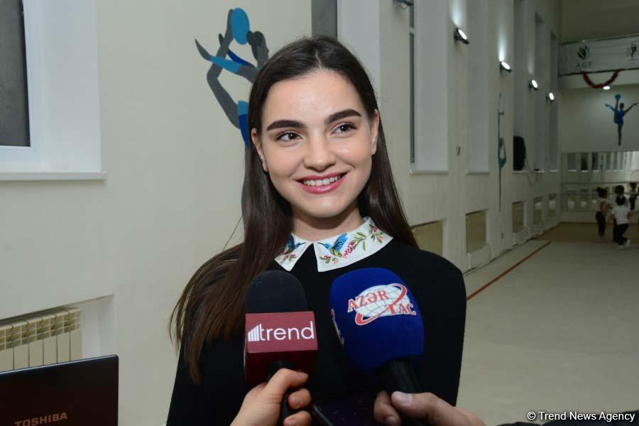 Members of Azerbaijan's national rhythmic gymnastics team meet with young athletes (PHOTO)
