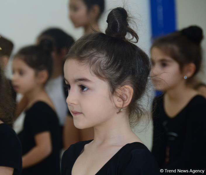 Members of Azerbaijan's national rhythmic gymnastics team meet with young athletes (PHOTO)