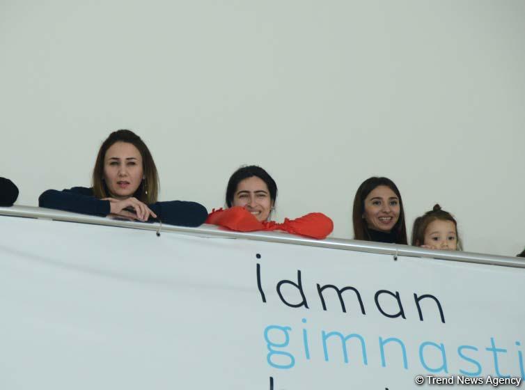 Members of Azerbaijan's national rhythmic gymnastics team meet with young athletes (PHOTO)