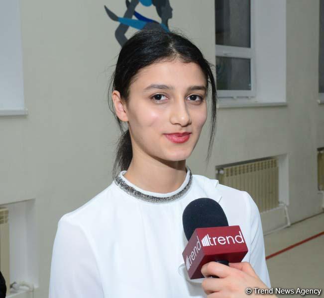 Members of Azerbaijan's national rhythmic gymnastics team meet with young athletes (PHOTO)