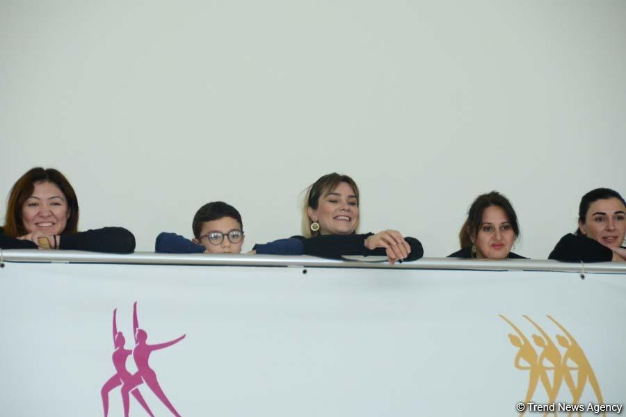 Members of Azerbaijan's national rhythmic gymnastics team meet with young athletes (PHOTO)