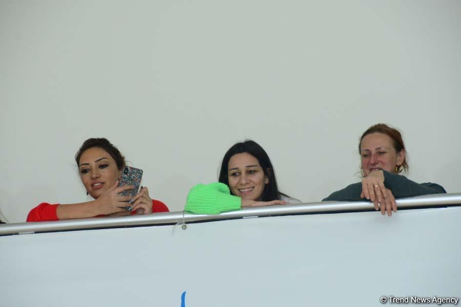 Members of Azerbaijan's national rhythmic gymnastics team meet with young athletes (PHOTO)