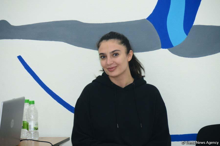 Members of Azerbaijan's national rhythmic gymnastics team meet with young athletes (PHOTO)